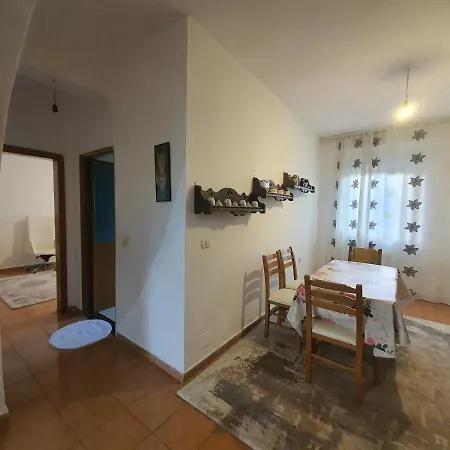 بيت للعطل Spacious House With A Big Garden And Fire Pit تيرانا