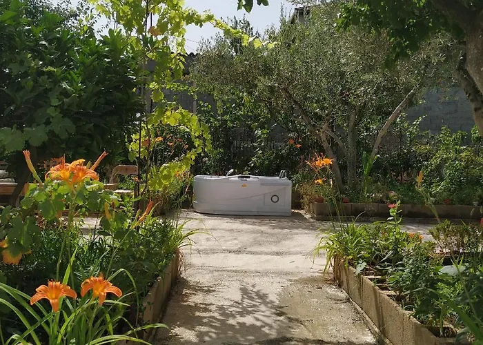 Spacious House With A Big Garden And Fire Pit 度假居 地拉那