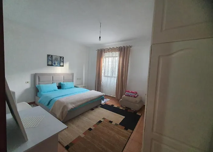 Spacious House With A Big Garden And Fire Pit * 地拉那