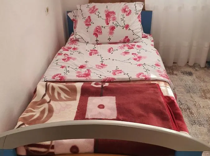 Spacious House With A Big Garden And Fire Pit * 地拉那