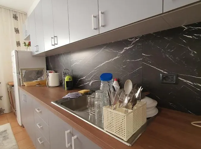 Spacious House With A Big Garden And Fire Pit 地拉那